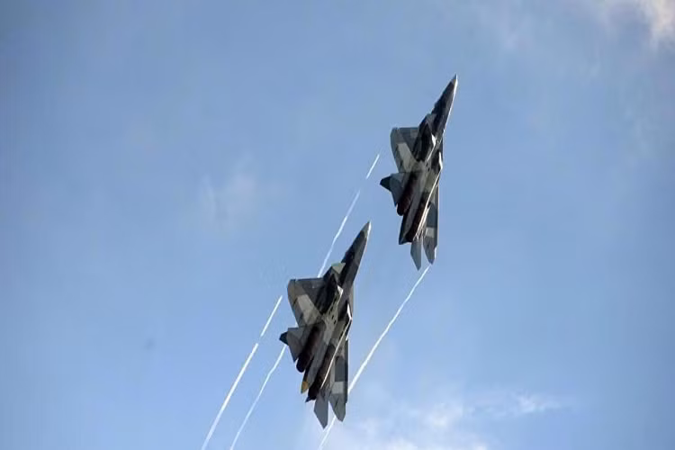 Giới chuyên gia quốc phòng nhận định đây là bước đi khá bất ngờ của Không quân Nga, khi Su-57 hiện vẫn còn trong tình trạng thử nghiệm, đánh giá tính năng, chưa thực sự hoàn thiện để có thể tham chiến, nhất là tại một địa bàn có khí hậu và điều kiện tự nhiên khắc nghiệt như Syria. Nguồn ảnh: todaykhv.ru.