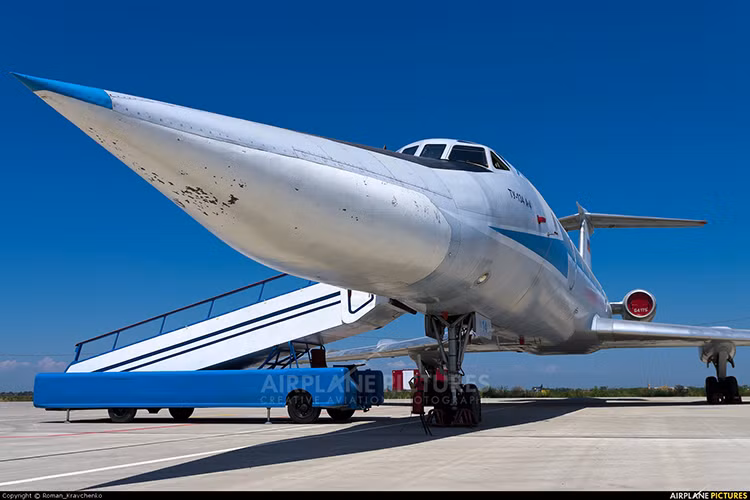 Như đã nói ở trên, máy bay Tu-134UBL được phát triển dành cho nhiệm vụ huấn luyện phi hành đoàn máy bay ném bom nên nó có khả năng mô phỏng lại hoạt động của Tu-160 hay Tu-22M, bên cạnh đó vẫn là những thiết kế cơ bản của dòng máy bay chở khách thương mại Tu-134 tiền thân của Tu-134UBL. Nguồn ảnh: Airplane Pictures.