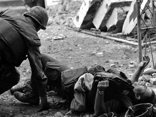 Lính thủy quân lục chiến Mỹ bị thương trong trận đánh tại Huế năm 1968. Ảnh: AP