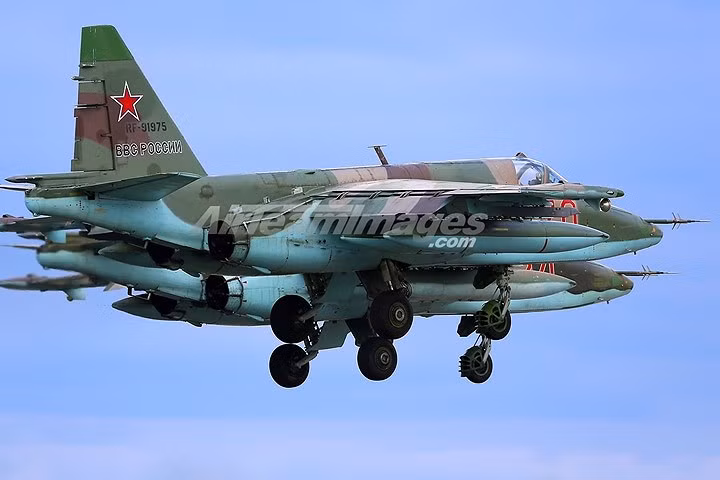 Cường kích cơ Su-25 được trang bị pháo 30mm cùng 200 viên đạn.