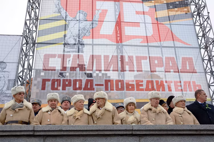 Trên khán đài là những cựu chiến binh Hồng quân những người từng trải qua cuộc Chiến tranh Vệ quốc vĩ đại của nước Nga. Nguồn ảnh: RIA.