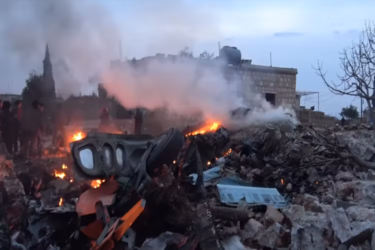 Dựa trên những thông tin có được cho tới hiện tại, chiếc Su-25 bị bắn hạ là biến thể Su-25SM được Không quân Nga đưa vào trang bị cách đây không lâu và cũng là biến thể Su-25 đang được Nga triển khai tại Syria. Nguồn ảnh: The Sun.