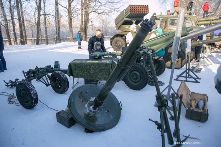 Một số loại súng cối trưng bày ở sự kiện ngoài trời. Nguồn ảnh: Arms-Expo.