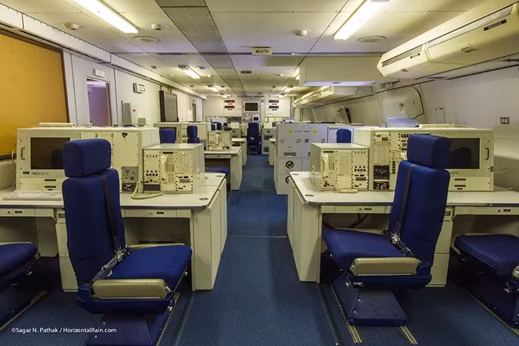 Một trong số 4 chiếc E-4B luôn trong tình trạng sẵn sàng với động cơ hoạt động 24h/ngày tại căn cứ Offutt khi Tổng thống có mặt ở Mỹ. Nếu tình huống khẩn cấp xảy ra, máy bay này sẵn sàng đi đón Tổng thống ngay lập tức. Nguồn ảnh: gazeta.ru.