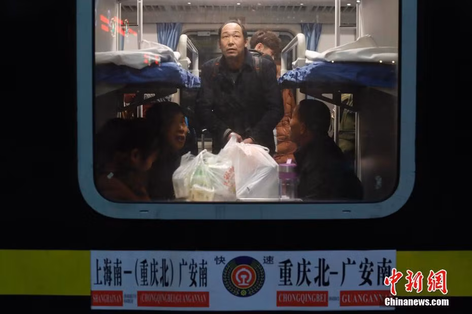 Theo số liệu của cơ quan quản lý đường sắt Trung Quốc được China News dẫn lại, khách đi tàu năm nay ước đạt 390 triệu lượt, tăng 31,31 triệu lượt so với năm ngoái. Mỗi ngày bình quân có 9,55 triệu lượt người đi tàu. Ảnh: China News.