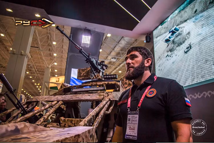 Mẫu xe chiến đấu đặc biệt này được trang bị một động cơ hỗn hợp có công suất từ 200-300 mã lực, nó có khả năng chuyên chở tới 800kg hàng hóa hay 6 lính đặc nhiệm cùng đầy đủ trang bị. Giá thành của Chaborz-M6 cùng ở mức khá dễ chịu dưới 30.000 USD cho một biến thể quân sự đã bao gồm trang bị. Nguồn ảnh: Evgeniy Kel.