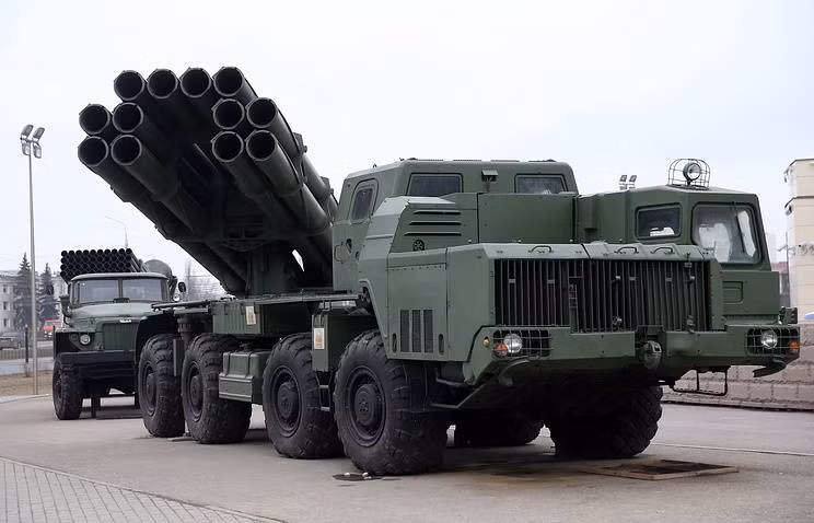 BM-30 Smerch: định danh NATO M1983 là hệ thống MLRS được phát triển từ năm 1970 và chính thức vào biên chế năm 1987. Vũ khí này gồm 12 ống phóng rocket cỡ 300 mm đặt trên khung gầm xe tải việt dã MAZ-543M. Nguồn ảnh: yaplakal.com.
