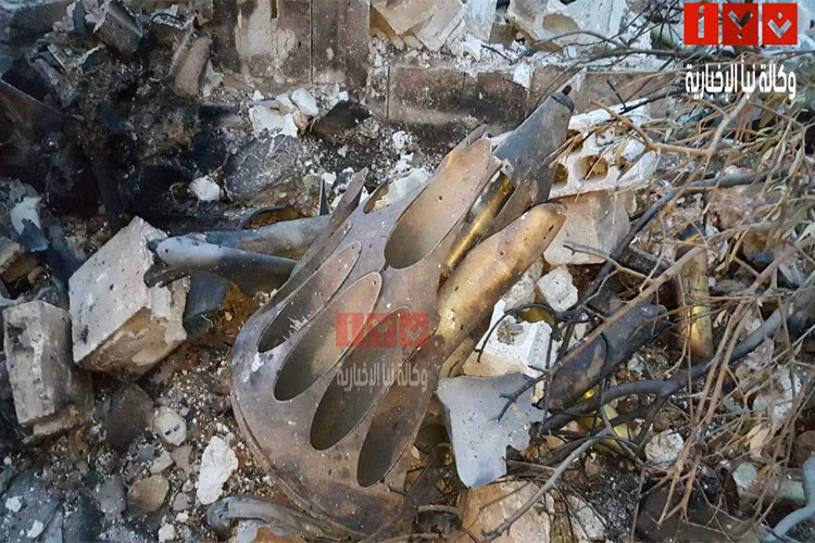 Ống phóng đạn rocket B-8M1 được cho là của chiếc Su-25. Được biết hiện Thổ Nhĩ Kỳ đang đứng ra làm trung gian để phía Nga có thể nhận lại thi thể phi công Su-25, tuy nhiên điều này khó có thể xảy ra. Nguồn ảnh: Qalaat Al Mudiq‏.