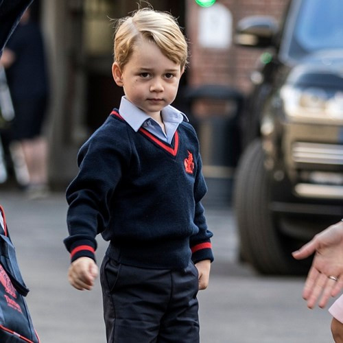 Tiểu Hoàng tử George trong ngày đầu tiên đến trường.