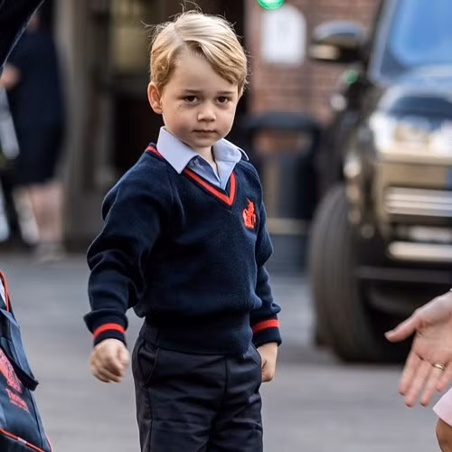 Tiểu Hoàng tử George trong ngày đầu tiên đến trường.