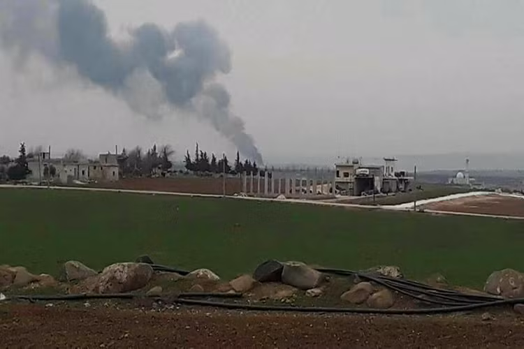 Tuy nhiên, viên phi công này cũng thiệt mạng ngay sau đó khi đấu súng với các phiến quân thuộc Mặt trận al-Nusra, nhiều khả năng phi công Nga không muốn mình bị bắt sống. Hình ảnh cột khói bốc lên sau khi chiếc Su-25 đâm xuống đất gần thành phố Saraqib. Nguồn ảnh: Twitter.