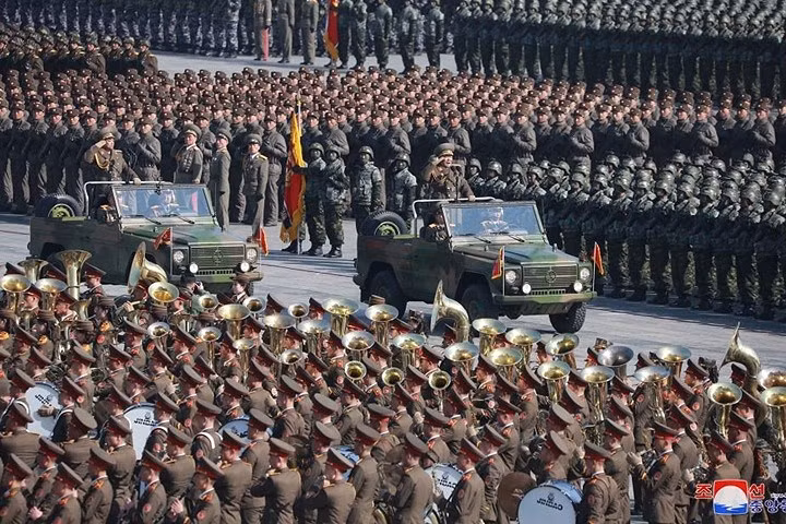 Bộ trưởng Các lực lượng Vũ trang Nhân dân và người đạo diễn cuộc diễu binh thực hiện màn duyệt binh trên quảng trường Kim Nhật Thành.