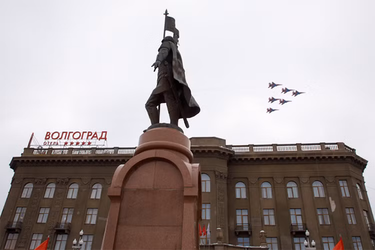 Phi đội máy bay biểu diễn “Chim Én” MiG-29 của Không quân Nga tham gia diễu binh. Nguồn ảnh: RIA.