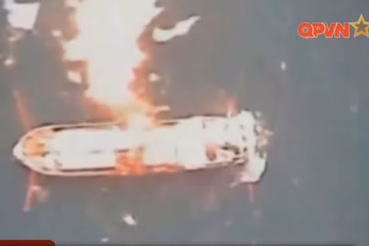 Khoảnh khắc đạn Uran-E xuyên thủng mục tiêu. Đầu đạn 145kg của Uran-E được đánh giá là đủ sức đánh chìm tàu chiến cỡ 4.000-5.000 tấn. Nguồn ảnh: Kênh QPVN.