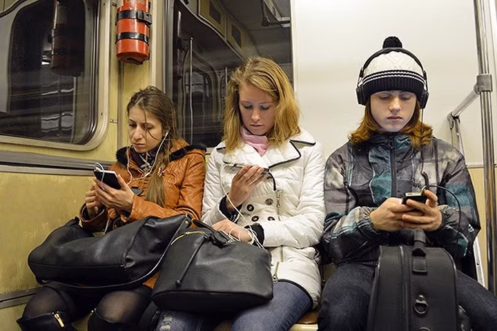 4. Ngồi trên xe bus trong khi người già hoặc phụ nữ mang thai đứng. Thường là phải nhường ghế cho họ. Đây là luật bất thành văn.