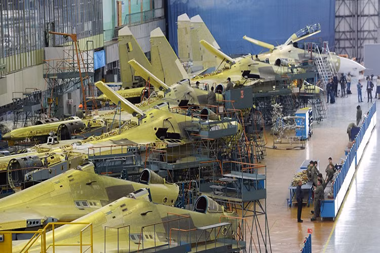 Trong đó gồm có ba loại chính: tiêm kích đa năng Su-30SM, máy bay huấn luyện đa năng Yak-130 và máy bay huấn luyện cánh quạt Yak-152. Riêng số Su-30SM, Irkutsk sẽ sản xuất cho Không quân Nga trong năm nay sẽ vào khoảng 14 chiếc. Nguồn ảnh: Sputnik.