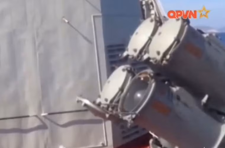 Nắp ống phóng tên lửa trên tàu 012 Lý Thái Tổ bật mở… Nguồn ảnh: Kênh QPVN