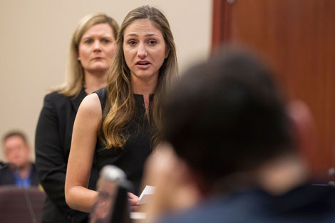 Nhân chứng đầu tiên trong phiên tòa - Kyle Stephens - đã bật khóc khi đối mặt với Nassar.