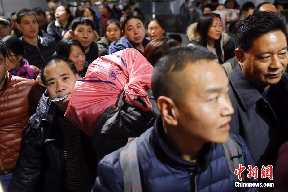 Ước tính lượng hành khách đi lại (bằng tất cả các loại phương tiện) trong ngày cao điểm nhất sẽ vượt 100 triệu lượt, theo NDRC. Ảnh: China News.