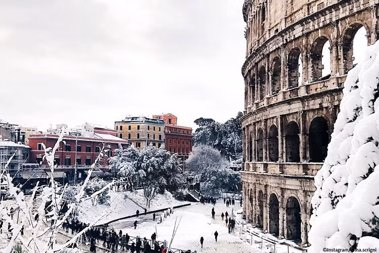 Người dân cũng được chính quyền khuyến cáo hạn chế đi lại bằng các phương tiện cá nhân và nên di chuyển bằng các phương tiện công cộng nhằm hạn chế tai nạn. Ảnh: RT.