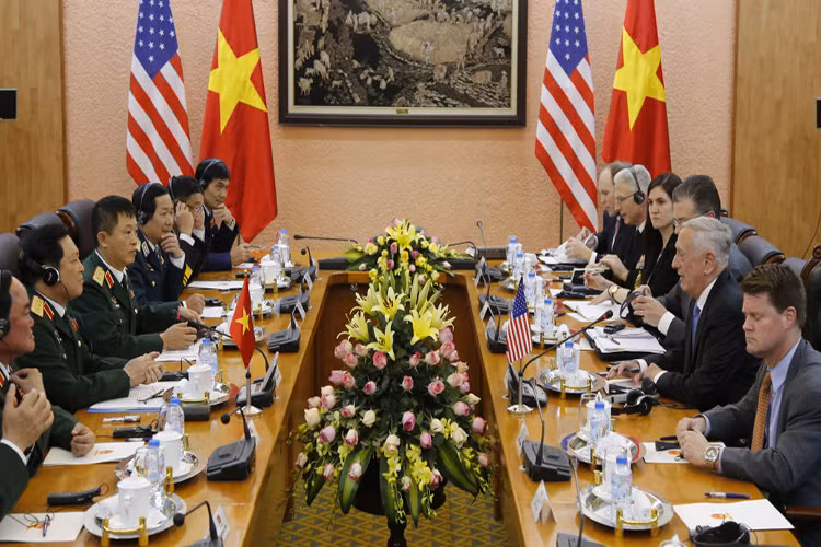 Theo nhận định từ các chuyên gia quốc tế, các chuyến thăm của Bộ trưởng Quốc phòng Mỹ không nhằm mục đích nào khác ngoài việc thúc đẩy mối quan hệ hợp tác quân sự Việt-Mỹ trên nhiều lĩnh vực mà các bên có mối quan tâm chung. Nguồn ảnh: Sputnik.