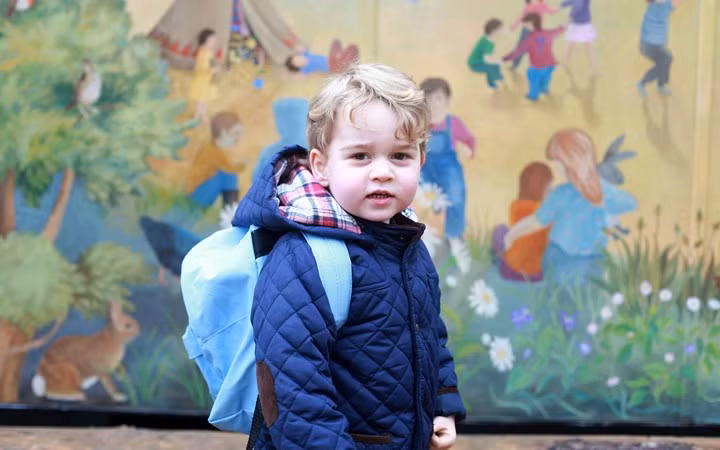 Tiểu Hoàng tử George trong ngày đầu tiên đến trường mẫu giáo tại Westacre Montessori.