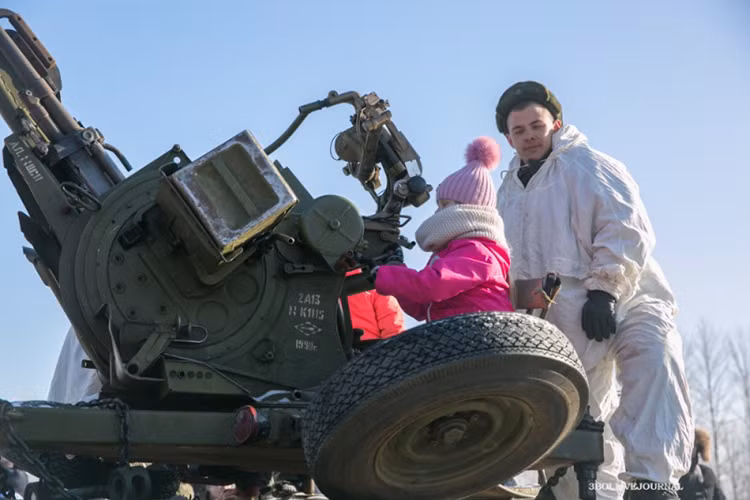 Được hướng dẫn điều khiển khẩu pháo cao xạ hiện đại. Nguồn ảnh: Arms-Expo