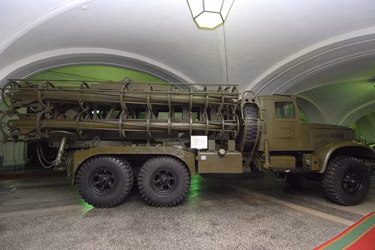 Nối tiếp BM-24 là BM-25 là hệ thống MLRS do Viện nghiên cứu khoa học số 88 (NII-88) phát triển vào năm 1953, kết cấu gồm 6 ống phóng rocket hạng nặng cỡ 250 mm. Hệ thống không được sản xuất để đưa vào trang bị đại trà. Nguồn ảnh: Wikipedia.