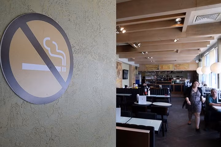 9. Hút thuốc trong khách sạn hay nhà hàng. Trước đây thì thoải mái nhưng giờ thì luật ở nước Nga rất nghiêm. Bạn chỉ có thể hút trên phố, trong ô tô riêng hoặc phòng hút riêng. Nếu vi phạm có thể bị phạt từ 500-1.500 ruble.