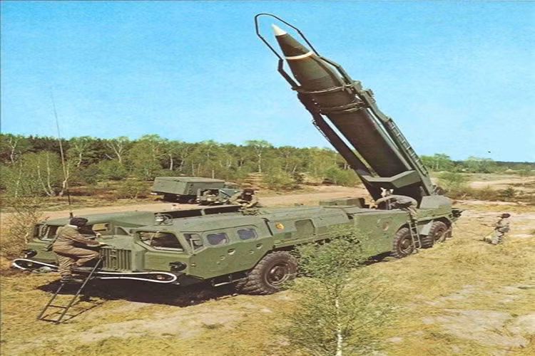 Pháo binh Liên Xô khi đó cũng tổ chức đơn vị tên lửa chiến dịch - chiến thuật được trang bị các loại tên lửa đạn đạo tầm bắn từ 500km trở xuống gồm Scud, Tochka, Oka và Luna-M. Nguồn ảnh: Pinterest.