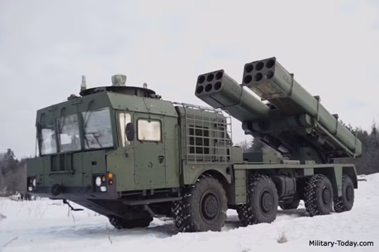 9A53-G Tornado-G mang giàn phóng 2x15 hoặc 1x40 cỡ 122 mm trên khung gầm xe tải Kamaz hoặc Ural-4320. Trong khi đó 9A53-U/S Tornado-U/S mang giàn phóng 2x6 hoặc 2x8 cỡ 220/300 mm trên khung gầm xe MZKT-79306. Nguồn ảnh: military-today.