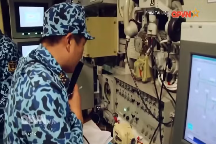 Hình ảnh biên trong khoang chỉ huy tác chiến của tàu ngầm Kilo Việt Nam trong đợt diễn tập bắn tên lửa được cho là diễn ra trong năm 2017 cùng với các biên đội tàu chiến mặt nước khác. Nguồn ảnh: QPVN.