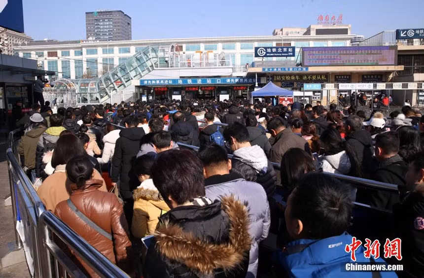 Tuy kỳ nghỉ Tết chính thức kết thúc hôm 21/2, các hoạt động vui xuân tại Trung Quốc còn kéo dài đến hết rằm tháng Giêng. Kỳ xuân vận năm nay sẽ chấm dứt vào ngày 12/3. Ảnh: China News.