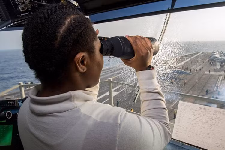Sĩ quan đứng trên đài kiểm soát không lưu tàu sân bay USS Carlvinson, ngày 23/2/2018. Nguồn ảnh: US Navy.
