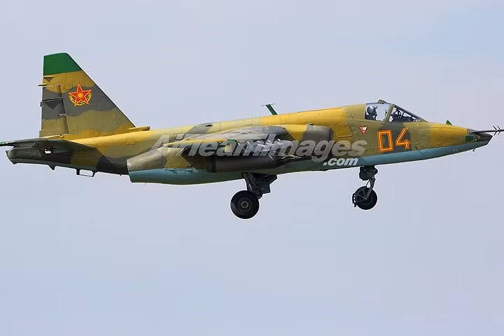 Su-25 cũng được gắn bom chùm và bom dẫn đường bằng laser.