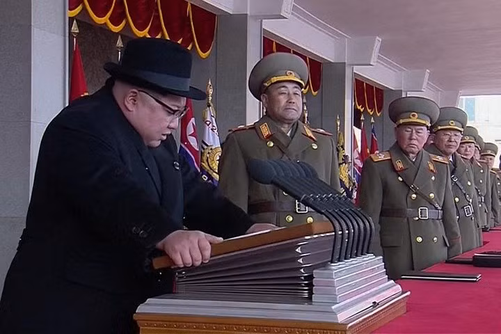Nhà lãnh đạo Kim Jong-un đọc diễn văn chúc mừng quân đội Triều Tiên nhân 70 năm ngày thành lập lực lượng này. Bên phải ông có Chủ nhiệm Tổng cục Chính trị Quân đội Nhân dân Triều Tiên Kim Jong Gak, theo NKLeadershipwatch.