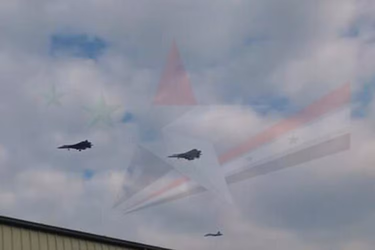 Trang tin quân sự defence.ru dẫn nguồn một đoạn video được một số trang mạng quân sự Trung Đông đăng tải cho thấy, trong đợt tăng cường lực lượng cho căn cứ không quân Khmeimim của Nga ở Syria hôm 21/2 trên không phận của căn cứ này xuất hiện các chiến đấu cơ được cho là Sukhoi Su-57. Hình ảnh được cho là của Su-57 tại căn cứ Khmeimim. Nguồn ảnh: Defence.Ru.