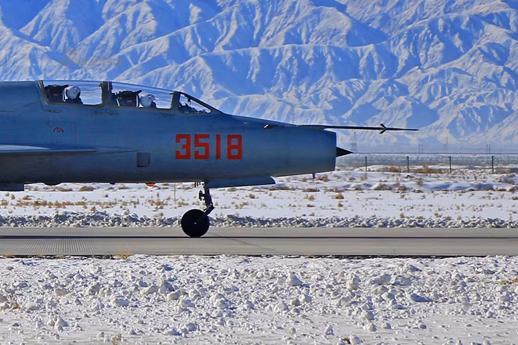 Đặc trưng của chiếc JJ-7 hay MiG-21 nguyên bản đó là diện tích cánh nhỏ, tốc độ hạ cánh rất cao, cộng thêm hệ thống điện tử hàng không khá thô sơ sẽ đòi hỏi phi công phải thực sự phát triển kỹ năng của mình, tránh phụ thuộc phương tiện hỗ trợ. Nguồn ảnh: Sina.