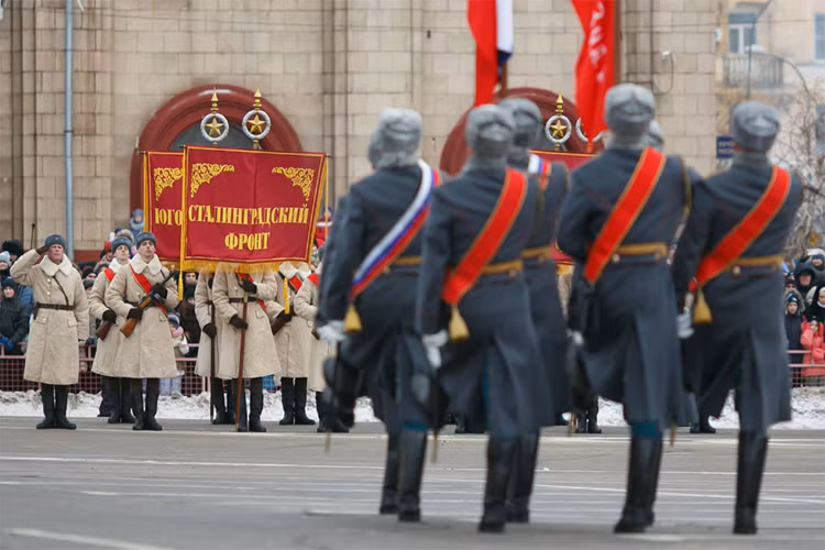 Buổi lễ diễu binh được đích thân Tư lệnh Quân khu phía Nam của Nga – Thượng tướng Alexander Dvornikov chỉ huy, cùng với đó là đại diện chính quyền Volgograd. Nguồn ảnh: RIA.