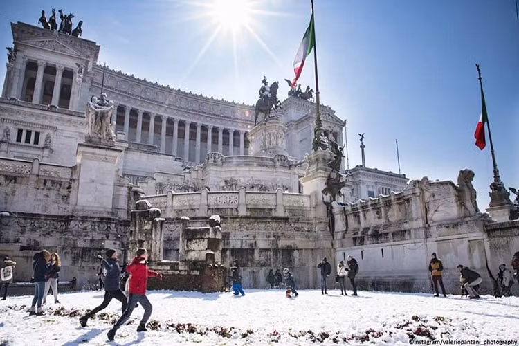 Theo truyền thông Italy, đây là lần đầu tiên sau hơn 5 năm tuyết rơi dày tại thành Rome tới hơn 5cm ở nhiều khu vực, trong khi đó nhiệt độ ở thành phố này cũng giảm sâu xuống dưới 0 độ C. Ảnh: RT.