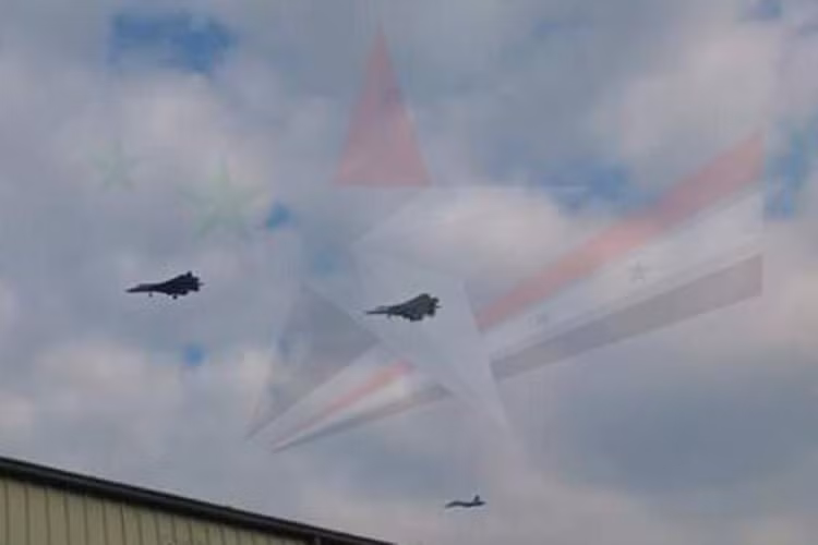 Cũng theo các thông tin từ Syria thì có vẻ như vào các hôm 21/2 và 23/2, lần lượt hai cặp tiêm kích tàng hình Sukhoi Su-57 của Nga đã hạ cánh xuống căn cứ không quân Khmeimim. Tuy nhiên, khác với mọi lần xuất hiện trước đó hình ảnh của Su-57 tại Khmeimim được Quân đội Nga bảo mật rất chặt chẽ. Nguồn ảnh: The Drive