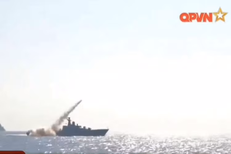 Kh-35 Uran-E đạt tầm bắn tối đa đến 130km, tốc độ bay cận âm 980km/h, trang bị hệ thống dẫn đường tiên tiến với radar độc lập trên đạn ARGS-35E có khả năng tự phát hiện mục tiêu, điều chỉnh tên lửa đánh chính xác mà không cần sự can thiệp từ "tàu mẹ". Nguồn ảnh: Kênh QPVN