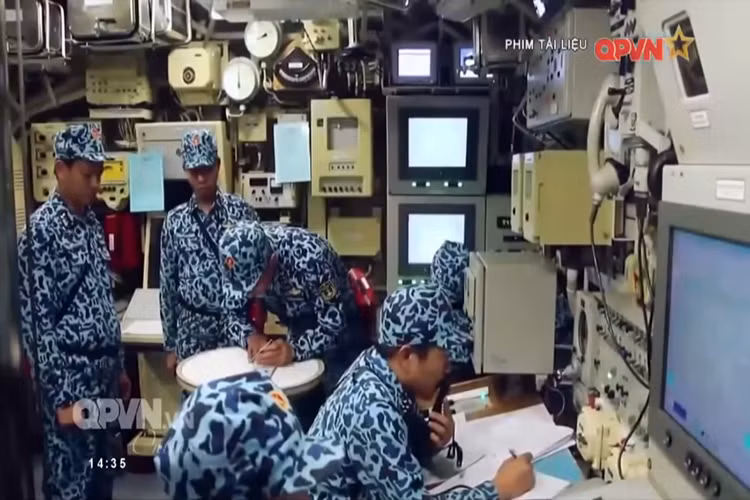 Hải quân Nhân dân Việt Nam chính thức biên chế các tàu ngầm tấn công diesel-điện lớp Kilo đầu tiên thuộc Project 636 từ năm 2014 và lần lượt sau đó đến năm 2017 ta mới chính thức biên chế đầy đủ 6 tàu Kilo đặt mua từ Nga. Nguồn ảnh: QPVN.