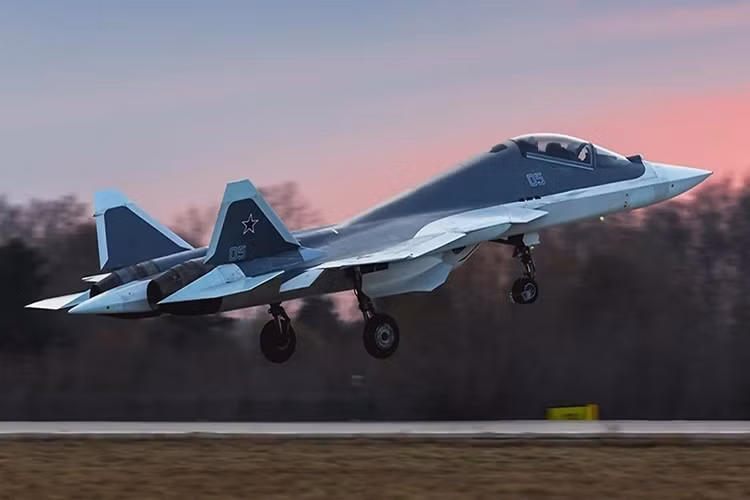 Theo công bố của Bộ Quốc phòng Nga, từ năm 2010 đến năm 2017, Sukhoi đã cho ra đời khoảng 10 nguyên mẫu PAK FA T-50 tên gọi trước đó của Sukhoi Su-57, và bản thân các nguyên mẫu này cũng không đồng nhất khi có thiết kế thay đổi qua từng giai đoạn khác nhau. Nguồn ảnh: army-news.ru.