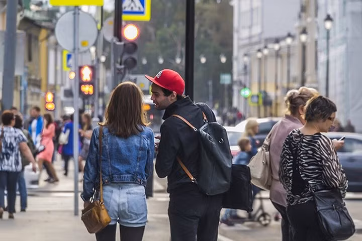 6. Gọi một phụ nữ là phụ nữ khi giao tiếp với họ. Chả có danh xưng đặc biệt nào để gọi một nam giới hoặc phụ nữ trong tiếng Nga như từ Mr và Ms/Mrs trong tiếng Anh. Đối với thanh niên, có thể gọi chàng trai, cô gái, nhưng với người trung niên thì không có từ nào cả.