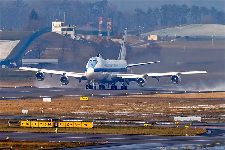 Trước khi hoạt động toàn diện như hiện tại, phi đội E-4B "Nightwatch" của Không quân Mỹ từng bị cắt giảm biên chế trong đầu những năm 2000 nhưng sau đó được phục hồi lại trong năm 2007, do yêu cầu về một phi đội chuyên cơ riêng của Tổng thống Mỹ khi đó bên cạnh Không lực Một. Nguồn ảnh: Defence Blog.