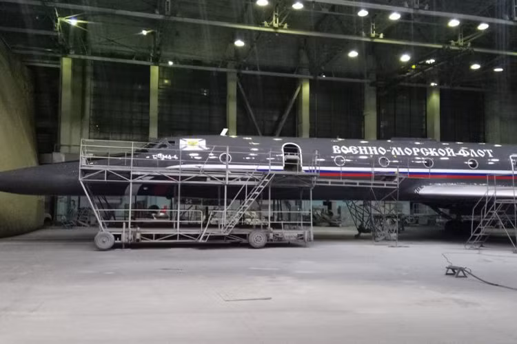 Dựa trên những hình ảnh ban đầu do Defence-Blog đăng tải, chiếc Tu-134UBL trên mang số hiệu RF-12037, thuộc biên chế Không quân Hải quân Nga. Đây cũng là một trong những máy bay huấn luyện phi hành đoàn máy bay Tu-160 hiếm hoi của Hải quân Nga. Nguồn ảnh: Defence-Blog