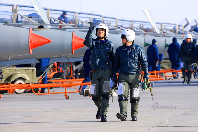 Đây là đơn vị đang khai thác loại máy bay huấn luyện siêu âm JJ-7 - phiên bản hai chỗ ngồi dựa trên loại J-7 có tính năng tương đương MiG-21U. Nguồn ảnh: Sina.