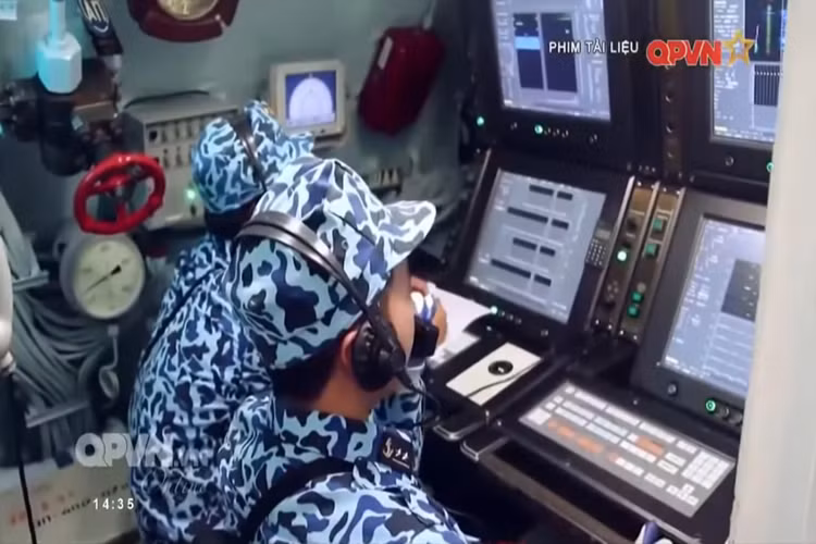 Cận cảnh bên trong một khối điều khiển trên một tàu ngầm Kilo Việt Nam, trong huấn luyện diễn tập 2017. Nguồn ảnh: QPVN.