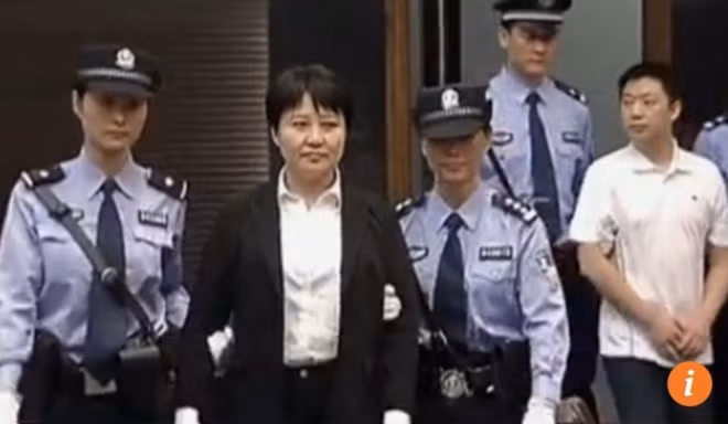 Bà Cốc Khai Lai (áo khoác đen) bị tuyên án tử hình treo, còn ông Trương (áo trắng) bị nhận 9 năm tù trong phiên tòa năm 2012.